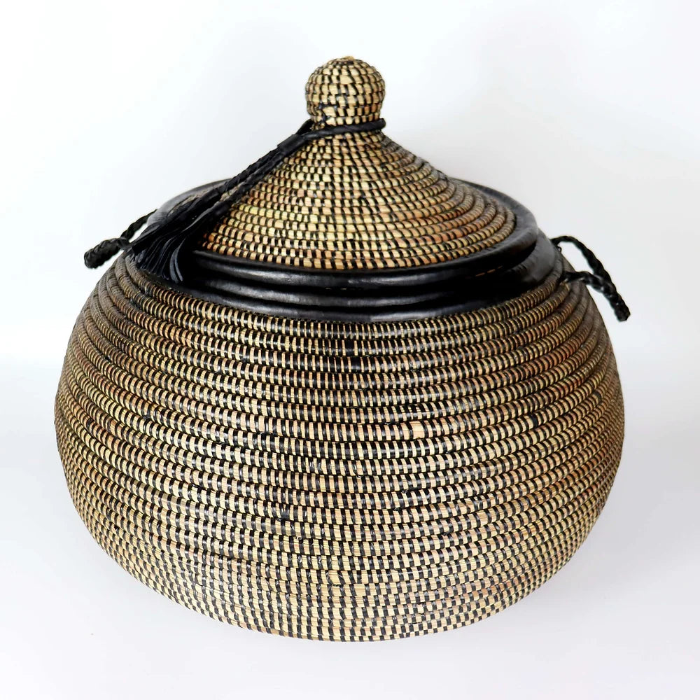 Panier de rangement en forme de poire Ali Baba avec pompon en cuir et poignées.