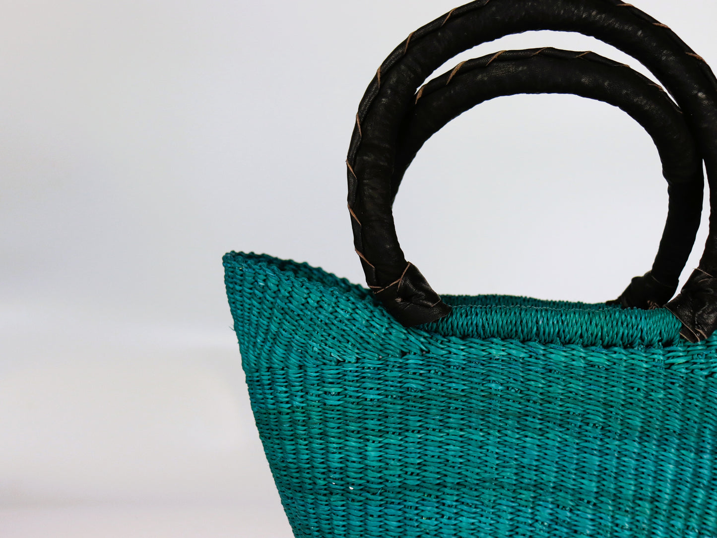 Bolga-Einkaufstasche in offener Webart in Rosa, Türkis und Naturbraun